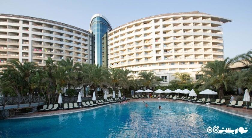 نمای استخر روباز و ساختمان هتل